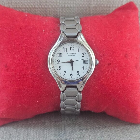 Vintage Seiko Quartz Ladies Wristwatch Silver Tone Analog Watch Date Calendar